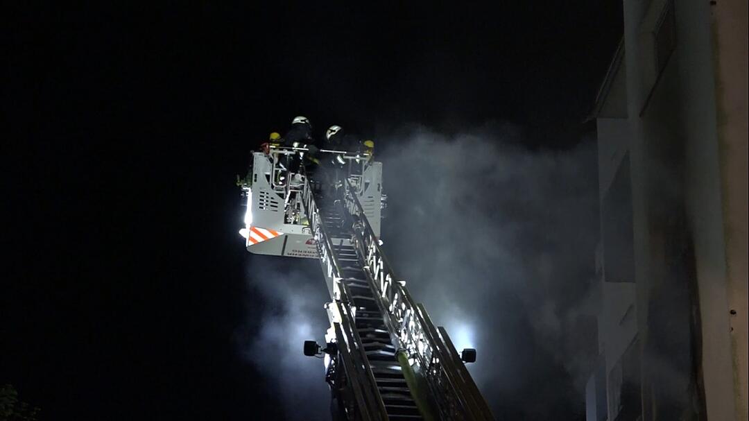 Bamberg: Brand in Mehrfamilienhaus - Feuerwehr findet leblosen Bewohner