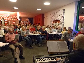 Beim Adventssingen in der Forchheimer Stadtbücherei Foto: Pauline Lindner