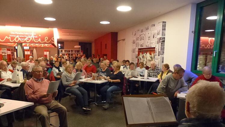 Beim Adventssingen in der Forchheimer Stadtbücherei Foto: Pauline Lindner