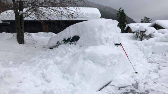 So sah das Auto der Ahnerts aus, nachdem es zur Hälfte vom Schnee befreit war. Foto: Gerhild Ahnert.