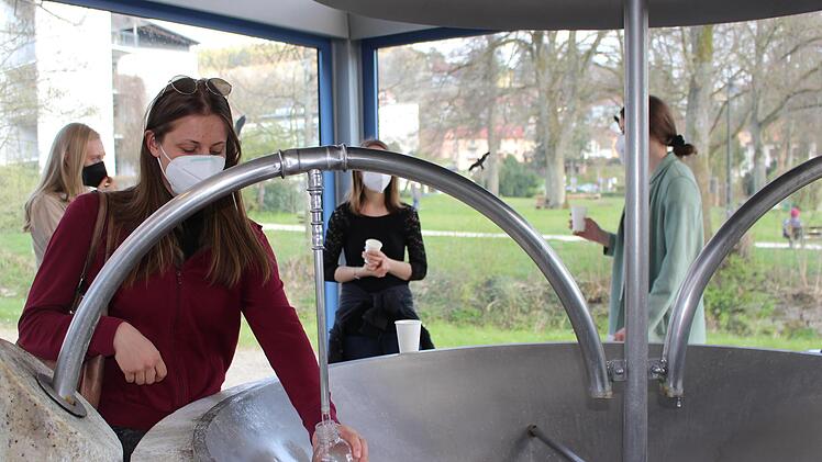 Die Studentinnen aus Coburg machen sich ein eigenes Bild vom Heilwasser. Foto: Julia Raab