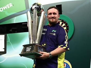 2024/25 Paddy Power World Darts Championship - Day Sixteen So war's im letzten Jahr: Luke Littler, damals noch 17-jährig, holte sich mit einem 7:3 über Michael van Gerwen den WM-Titel im Darts. Am 11. Dezember beginnt bei der WM 2026 das Abenteuer "Titelverteidigung".