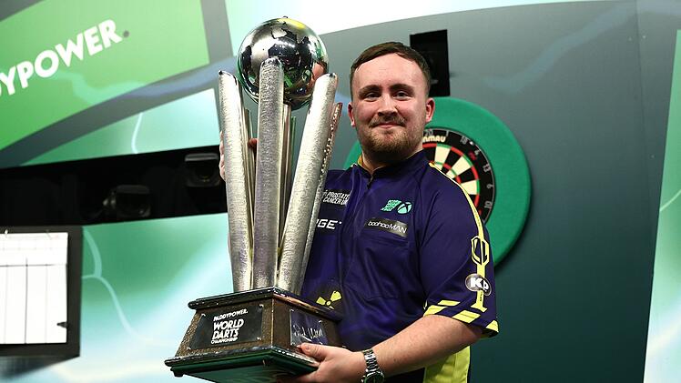 So war's im letzten Jahr: Luke Littler, damals noch 17-jährig, holte sich mit einem 7:3 über Michael van Gerwen den WM-Titel im Darts. Am 11. Dezember beginnt bei der WM 2026 das Abenteuer "Titelverteidigung".