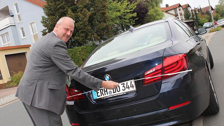 Eine Frage der Breite: Bürgermeister Gerald Brehm misst, wie breit sein Auto ist - über 1,80 Meter.