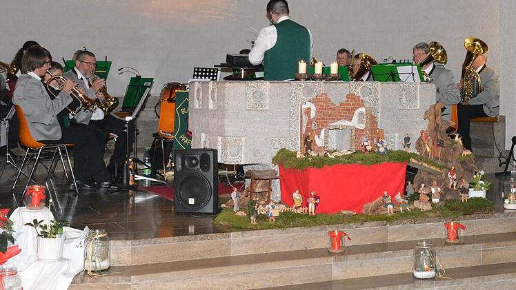 Besinnliche Musik und zugleich Hilfe boten die Musiker der Blasmusik Pfaffendorf an Weihnachten in der Schlosskirche. Vorsitzender Robert Klein freite sich beim Benefizkonzert für die kleine, an Leukämie erkrankte Merle-Alina aus Gemeinfeld, über eine volle Kirche. Unter Leitung von Maik Bayersdorfer spielte die Kapelle anspruchsvolle Weihnachtsmusik, die nicht nur die Herzen, sondern auch die Geldbeutel der Zuhörer öffnete, um der kleinen Marle zu helfen.