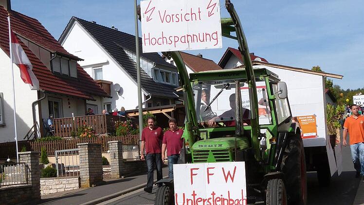 Die Feuerwehr Untersteinbach hatte auf ihrem Wagen das Thema "Vorsicht Hochspannung" ausgewählt. Foto: Kistner