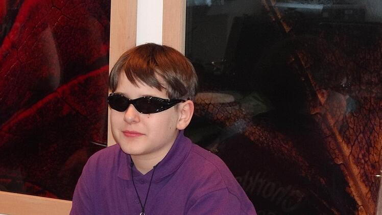 Der Sänger Kilian Marks wartet gespannt und cool auf seinen Auftritt.