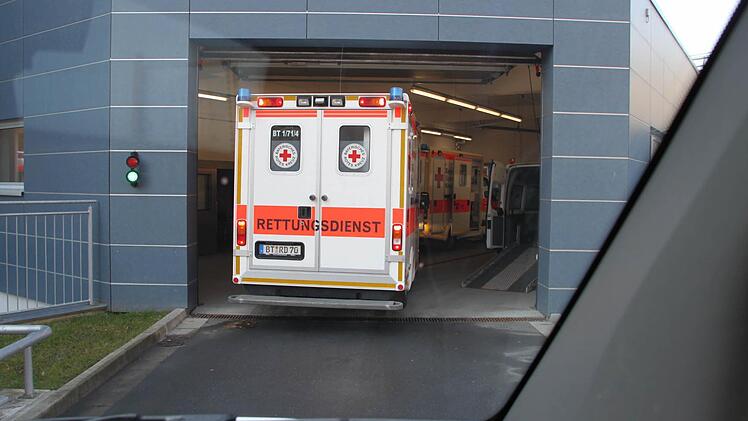 Ankunft in der Notaufnahme am Kulmbacher Klinikum, wo gerade Hochbetrieb herrscht. Foto: Stephan Tiroch