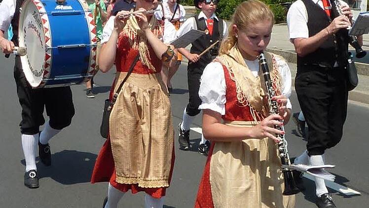 Die Musikanten aus Haig (unser Bild), Neukenroth und Stockheim sorgten für Marschmusik.  Foto: Gerd Fleischmann