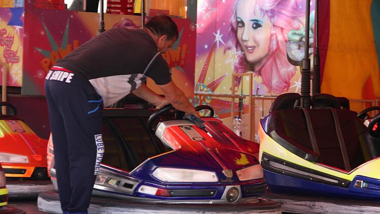 Jedes Auto beim Autoscooter wird einmal durchgewischt.  Foto: Anja Greiner