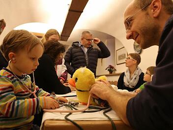 Dr. Jörg Vollmuth mit seinem begeistertsten Gast: Der kleine Jonas ließ ein Kuscheltier nach dem anderen verarzten. Foto: Barbara Herbst