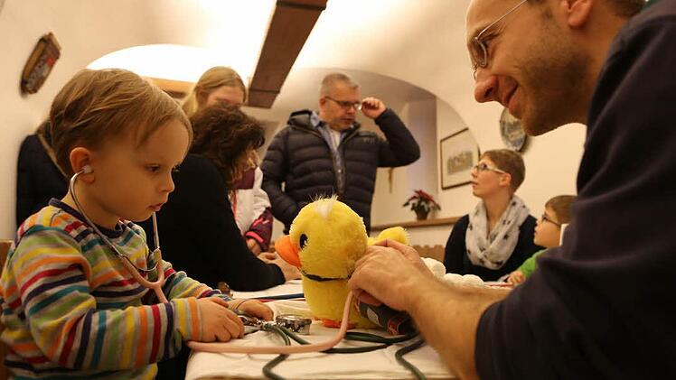 Dr. Jörg Vollmuth mit seinem begeistertsten Gast: Der kleine Jonas ließ ein Kuscheltier nach dem anderen verarzten. Foto: Barbara Herbst
