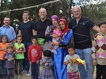 Pfarrer Walter Ries, Tobias und Andreas Höllein sowie Konrad Gottschall (v.l.) mit syrischen Flüchtlingen im Libanon  Foto: privat