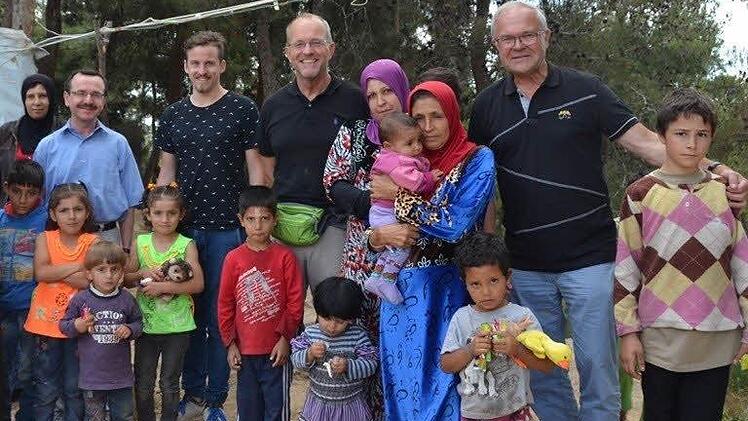 Pfarrer Walter Ries, Tobias und Andreas Höllein sowie Konrad Gottschall (v.l.) mit syrischen Flüchtlingen im Libanon  Foto: privat