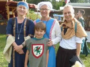 Burgfräulein Beate Herford aus Miesbach in Oberbayern mit Zofe Ursula Arlt-Green, Cousine Katja Metschnabel (von links) und "Knappe" Leon . Foto: Thomas Weichert