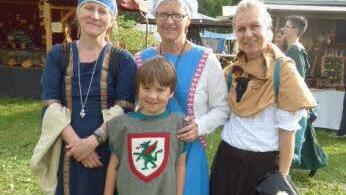 Burgfräulein Beate Herford aus Miesbach in Oberbayern mit Zofe Ursula Arlt-Green, Cousine Katja Metschnabel (von links) und "Knappe" Leon . Foto: Thomas Weichert