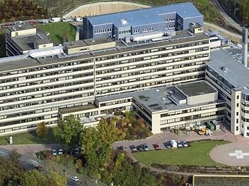 Eine Bereitschaftspraxis, angedockt ans Klinikum? Wäre eine Möglichkeit, sagen Befürworter einer zentralen Lösung. Gegner sehen zusätzliche Kosten auf niedergelassene Ärzte zukommen. Foto: BR-Archiv