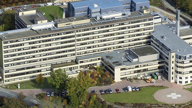 Eine Bereitschaftspraxis, angedockt ans Klinikum? Wäre eine Möglichkeit, sagen Befürworter einer zentralen Lösung. Gegner sehen zusätzliche Kosten auf niedergelassene Ärzte zukommen. Foto: BR-Archiv
