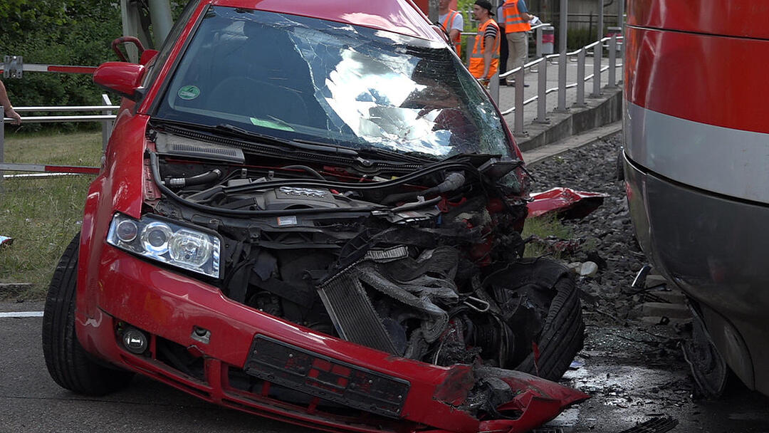 Auto fährt in Roth trotz Warnzeichen auf Gleise und wird von Zug erfasst