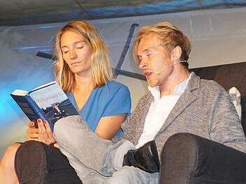 Samuel Koch las Episoden aus seinen Büchern. Zur Seite eine Freundin Mirjam Thöne, die auch den gesanglichen Part des Abends übernahm.  Foto: Marion Eckert