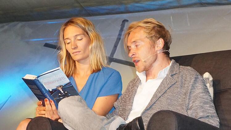 Samuel Koch las Episoden aus seinen Büchern. Zur Seite eine Freundin Mirjam Thöne, die auch den gesanglichen Part des Abends übernahm.  Foto: Marion Eckert