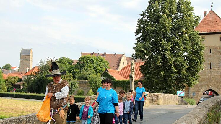 Auf der Rodachbrücke Foto: Bettina Knauth