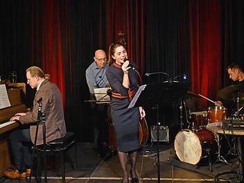 Bernhard Pichl (Klavier), Rudi Engel (Bass), Florian Kettler (Schlagzeug) und die Sängerin Silke Straub beleuchteten in ihrem Konzert beim Kulturamt Haßfurt live in der Rathaushalle die NS-Zeit, in der Jazz und Swing als "undeutsch", "entartet" und "Feindmusik" galten.Ulrike Langer