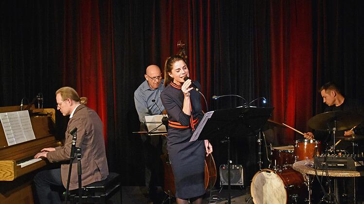 Bernhard Pichl (Klavier), Rudi Engel (Bass), Florian Kettler (Schlagzeug) und die Sängerin Silke Straub beleuchteten in ihrem Konzert beim Kulturamt Haßfurt live in der Rathaushalle die NS-Zeit, in der Jazz und Swing als "undeutsch", "entartet" und "Feindmusik" galten.Ulrike Langer