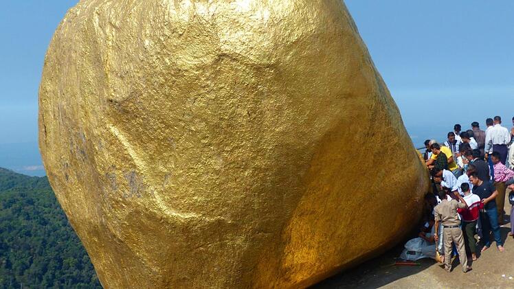 Wie auf der Kippe steht dieser heilige goldene Felsen. Nur ein einziges Haar Buddhas, glauben die Pilger, hält ihn im Gleichgewicht.privat