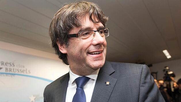 Der spanische Separatistenführer Carles Puigedemont kommt auf freien Fuß. Das entschied ein norddeutsches Gericht. Foto: Oliver Matthys/AP/dpa