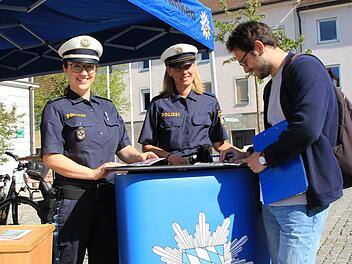 Oberkommissarin Christiane Lederer (links) und Verkehrserzieherin Michaela Rosenthal (Mitte) stellen sich den Fragen der Höchstadter. Fotos: Franziska Rieger