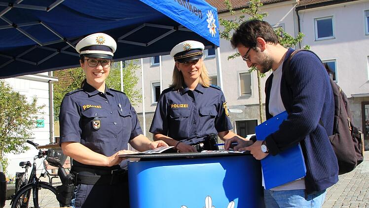 Oberkommissarin Christiane Lederer (links) und Verkehrserzieherin Michaela Rosenthal (Mitte) stellen sich den Fragen der Höchstadter. Fotos: Franziska Rieger