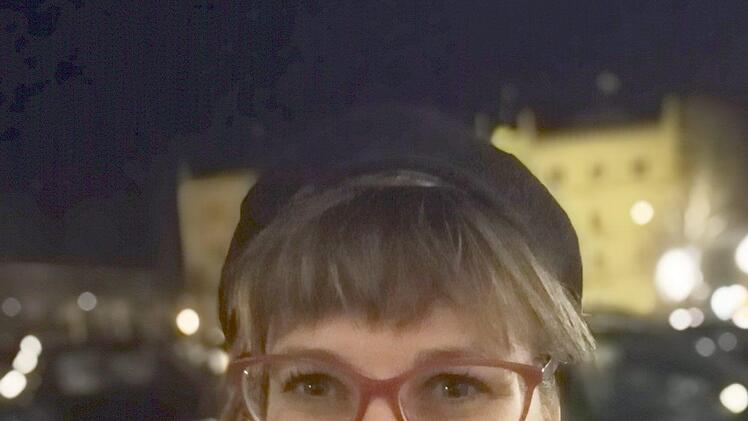 Frauke Schwind-von Berg  Für mich ist es  entspannter, wenn das Theater erst um 20 Uhr beginnt. Ich habe zwei kleine Kinder. Da ist ein Theaterbesuch  um 19.30 Uhr nicht ganz einfach.