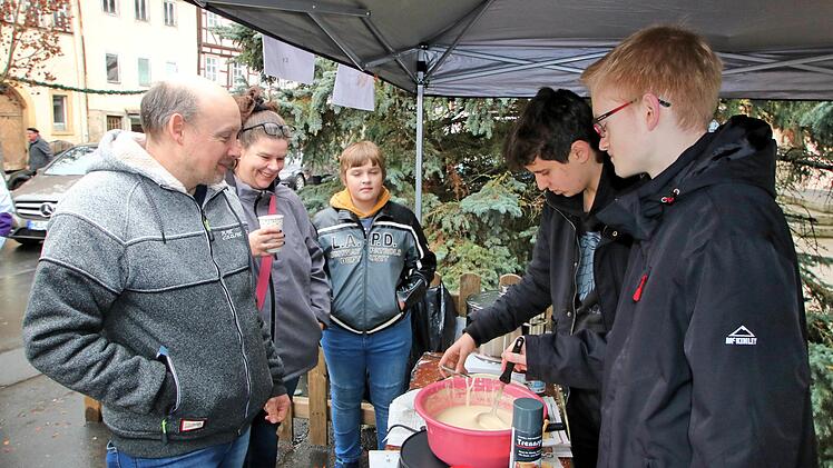 Schüler des Gymnasiums besserten mit dem Verkauf von Glühwein,  Punsch und Crepes bei der Auslosung der Gewinner des Märchen-Ratespiels  ihre Klassenkasse auf. Dieter Britz