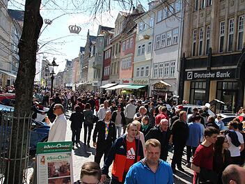 Ganz schön was los war am ersten verkaufsoffenen Sonntag 2019 in der Coburger Innenstadt. Foto: Oliver Schmidt