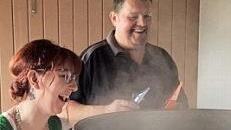 Auch ein guter Moment: Gunter und Kerstin haben gerade den Hopfen zugefügt.