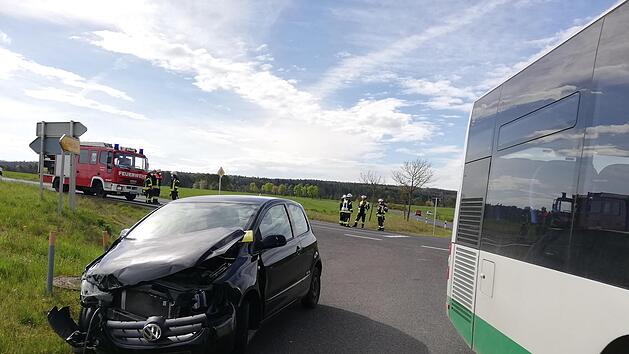 Stark besch&auml;digt wurde dieser Pkw, der in H&ouml;he der Fridritter Kreuzung seitlich gegen einen Linienbus stie&szlig;. Foto: Heike Beudert