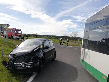 Stark beschädigt wurde dieser Pkw, der in Höhe der Fridritter Kreuzung seitlich gegen einen Linienbus stieß. Foto: Heike Beudert