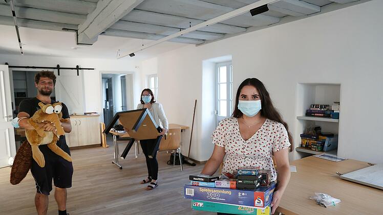 Die letzten R&auml;umarbeiten f&uuml;r das Einweihungsfest laufen. Philipp Hacker, Laura Mestel und Michelle Oetter packen kr&auml;ftig an.