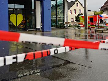Jugendlicher in Supermarkt niedergestochen