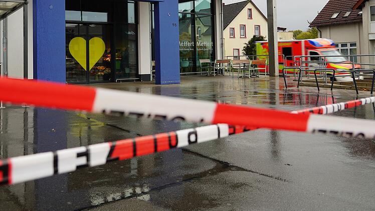 Jugendlicher in Supermarkt niedergestochen