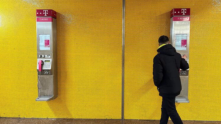 Zwei abgeschaltete &ouml;ffentliche Telefone