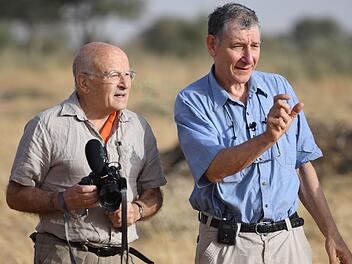 Oscar-Preistr&auml;ger Volker Schl&ouml;ndorff (links) l&auml;sst sich von dem mit dem alternativen Nobelpreis ausgezeichneten Agrarwissenschaftler Tony Rinaudo seine revolution&auml;re Technik erkl&auml;ren.