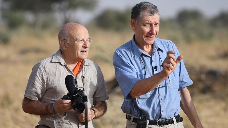 Oscar-Preistr&auml;ger Volker Schl&ouml;ndorff (links) l&auml;sst sich von dem mit dem alternativen Nobelpreis ausgezeichneten Agrarwissenschaftler Tony Rinaudo seine revolution&auml;re Technik erkl&auml;ren.