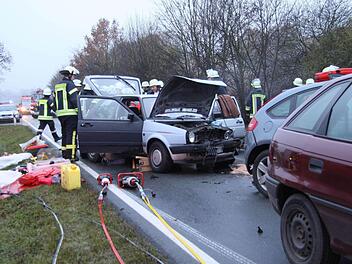 Der Golf hatte nach dem Unfall nur noch Schrottwert, der Fahrer wurde leichtverletzt aus dem Auto befreit. Fotos: Richard Sänger