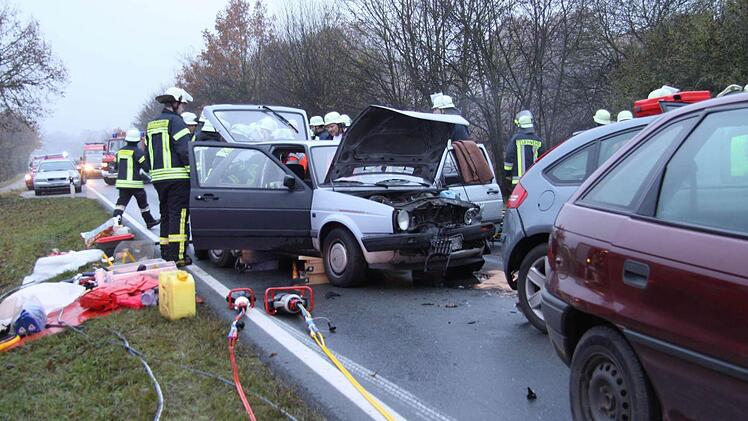 Der Golf hatte nach dem Unfall nur noch Schrottwert, der Fahrer wurde leichtverletzt aus dem Auto befreit. Fotos: Richard Sänger