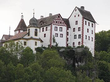 Blick zur Burg. Das Geld, das Eggloffstein vom Freistaat bekommt, darf nur für den Schuldenabbau verwendet werden. Fotos: Reinhard Löwisch