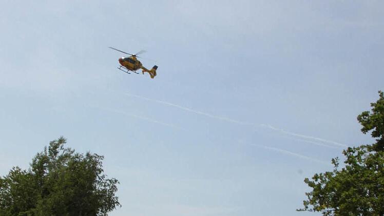 Der Rettungshubschrauber brachte die schwer verletzte Autofahrerin in die Klinik. Fotos: Roepert