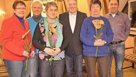 "Stille Lebensretter" nannte Zweiter Bürgermeister Wolfgang Beyer die Blutspender, die am Dienstag in der Gemeinderatssitzung öffentlich gewürdigt wurden (von links): Regina Gaßler, Matthias Duffek, Manuela Scholz, Wolfgang Beyer, Helga Resch und Peter Warth. Foto: Gabi Bertram