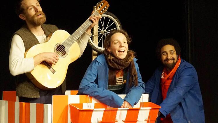 Die drei Eierverkäufer, in deren Rollen Florian Berndt, Astrid Haas und Pascal Averibou schlüpfen. Foto: pr